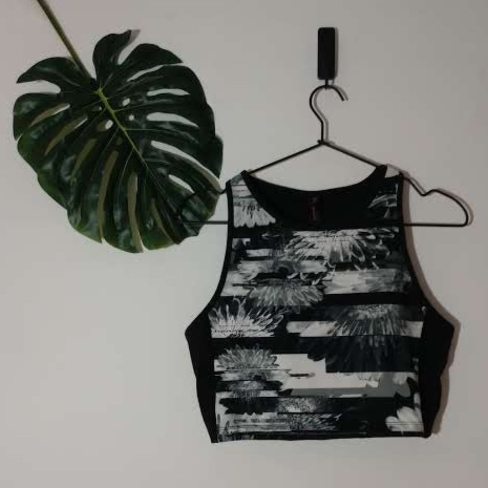 Betsey Johnson Crop Top - Blk/Wht Floral L